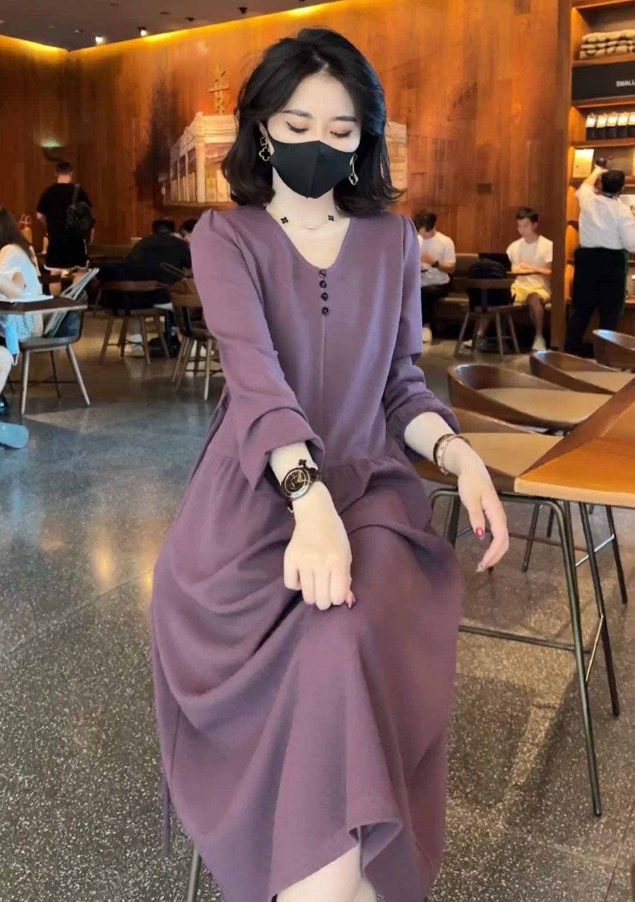 >哇！今日被一女子吸引了，这清新俏丽的打扮真好看，确实衬得人肤白、