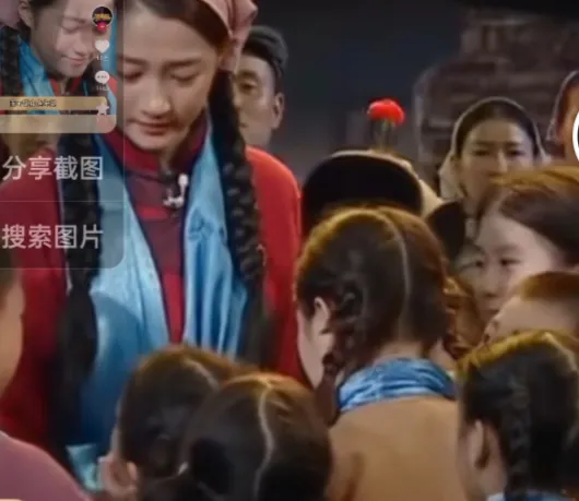 特别适合，剪裁简单干净利落的衣服 她以前的造型，衣服都挺花，对她