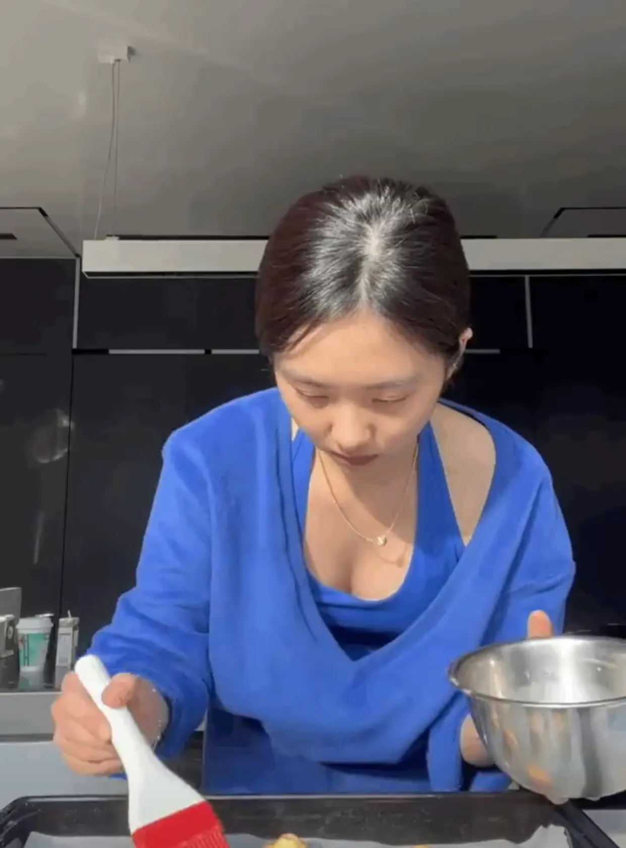 >近日，孙莉在社交平台分享女儿黄多多做泡芙的视频 在视频里，今年1