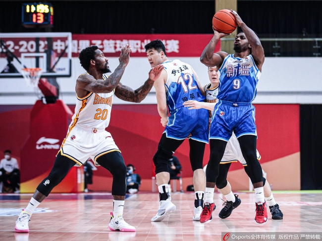 13记三分！克莱蒙斯轰下55分 新疆队史第三人