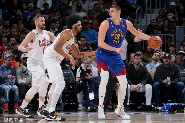 约基奇28+15+10勒维尔22分 掘金终结骑士3连胜
