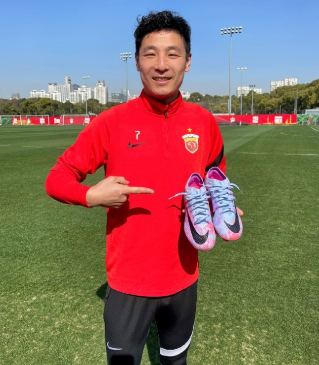 武磊晒C罗参与设计的战靴：梦想家永不独行