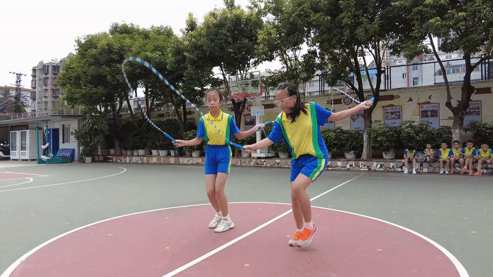 小小跳绳，让这所“拥挤”的小学跳出5位世界冠军