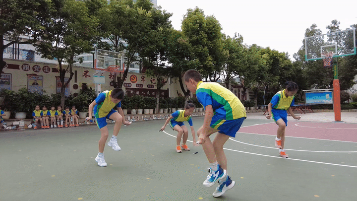 小小跳绳，让这所“拥挤”的小学跳出5位世界冠军
