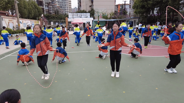 小小跳绳，让这所“拥挤”的小学跳出5位世界冠军