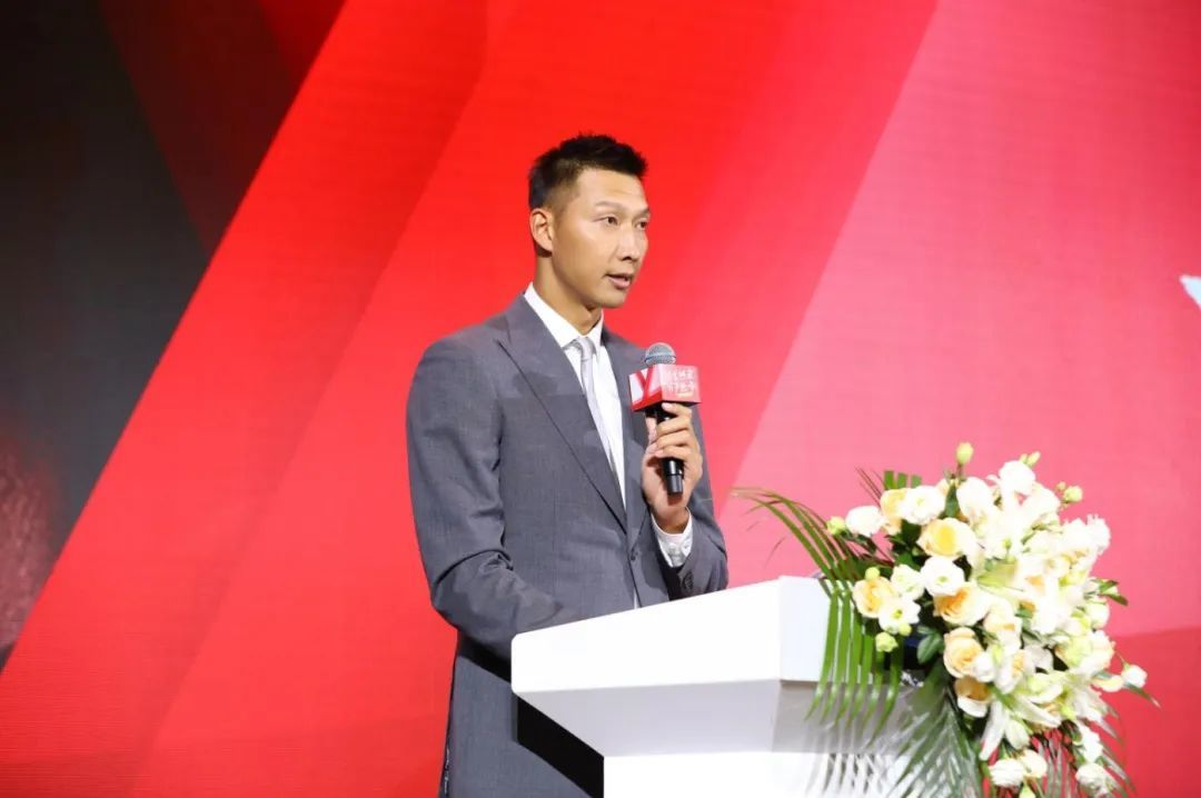 他是第一个易建联，不是下一个姚明