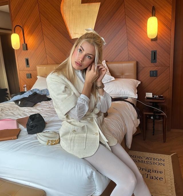 曝巴尔特拉女友再度晒出“No bra”照片，可能会被ins封号