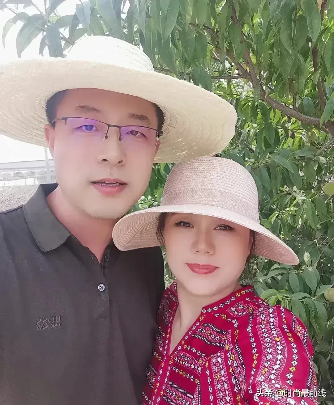 最帅外交官赵立坚带着夫人田间散步！戴草帽打扮朴素