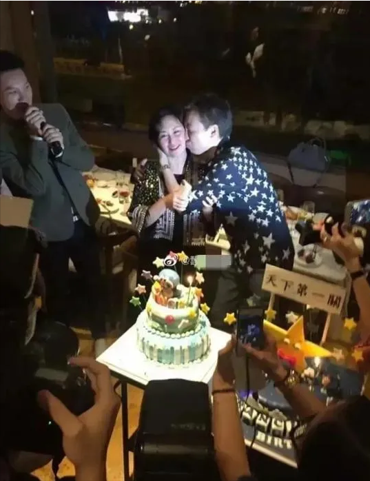60岁何超琼高调为男闺蜜过生日！两人当众亲脸颊毫不