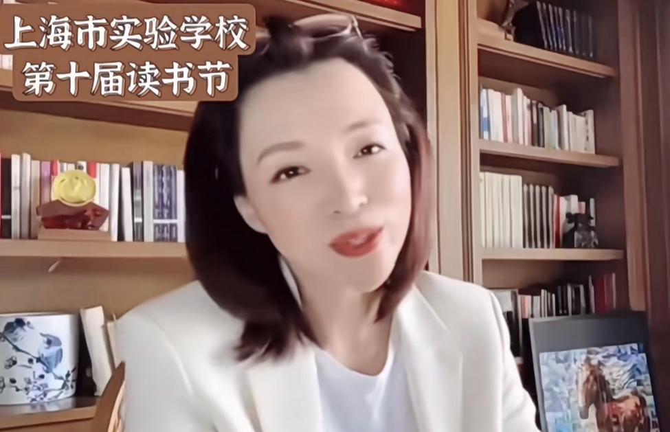 48岁董卿罕见露面，发际线飙升头发稀疏，五官变化大