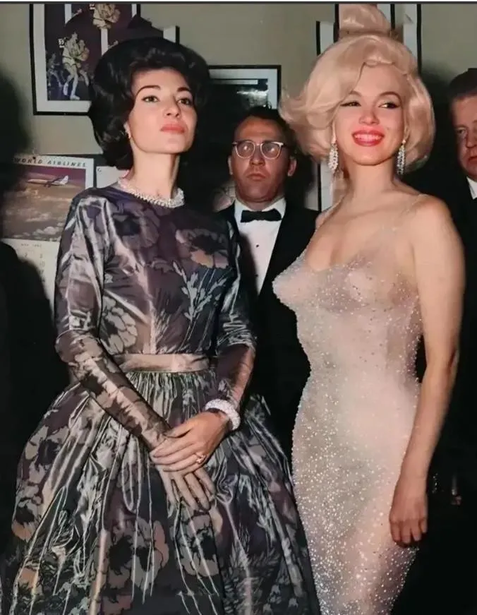 1962年5月19日，当玛丽莲梦露脱下白色外套，露出了