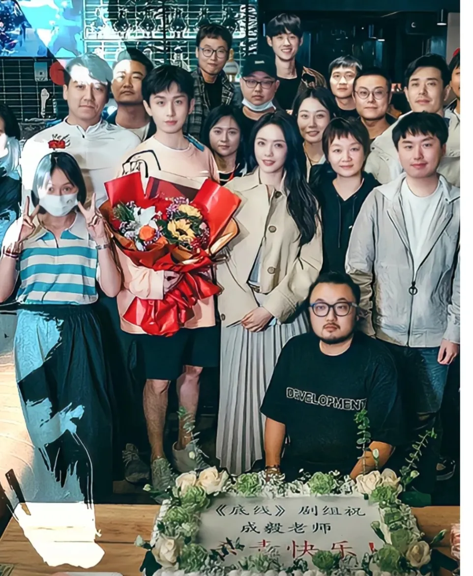 《底线》杀青合照来啦，成毅和蔡文静这对官配看着很