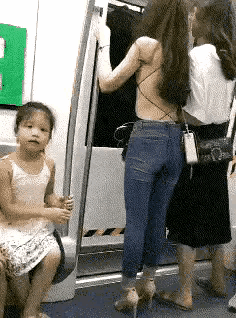 地铁上一位身材高挑，长发齐腰，裸露整个后背的美女