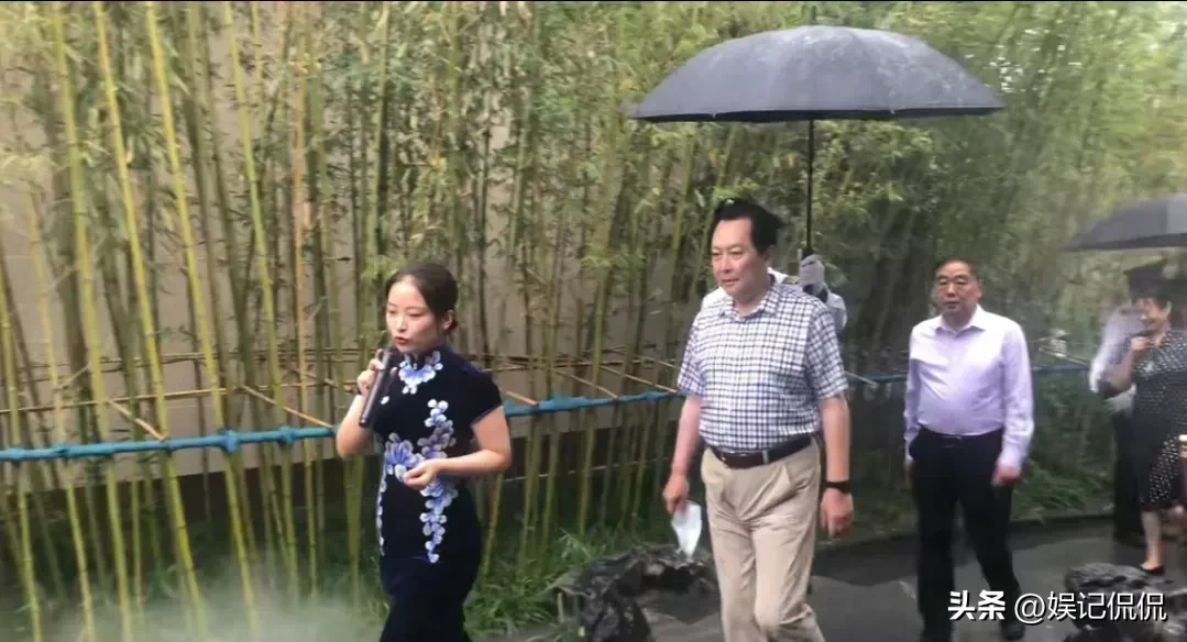 明星们国庆节有哪些趣事_娱记侃侃_2022年10月02
