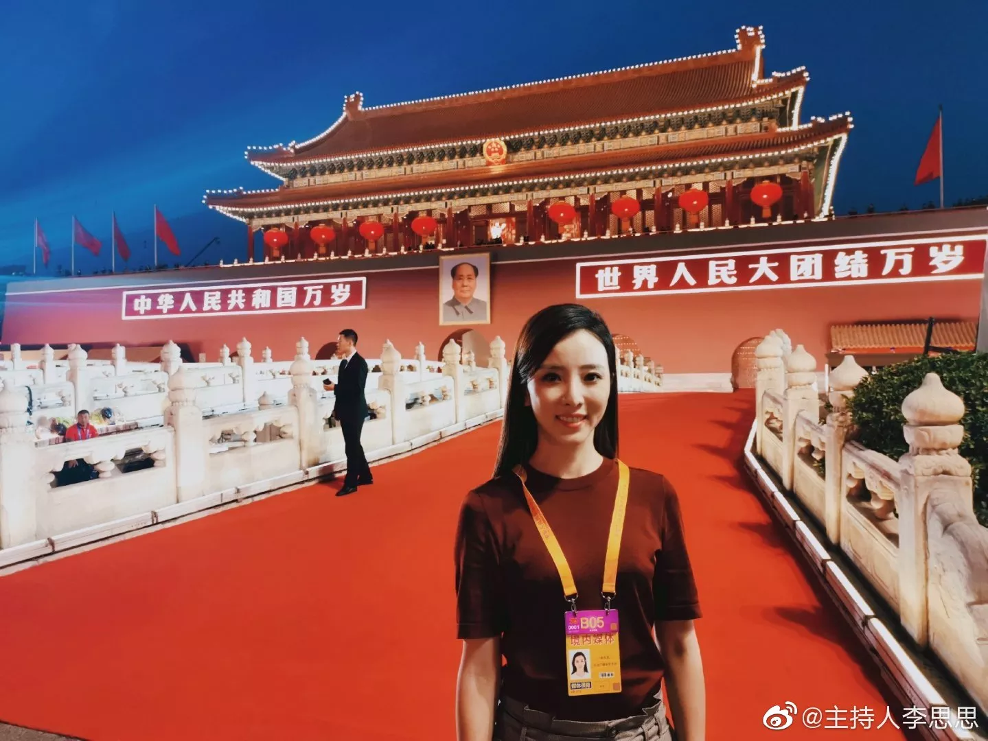 “央视主持”李思思游天安门！穿酒红色针织衫配卡其