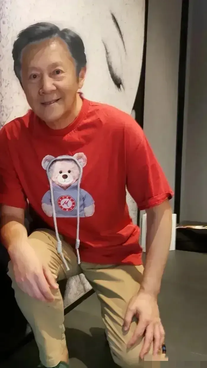 今年55岁的蔡国庆，没想到苍老得像个70岁的老爷爷 