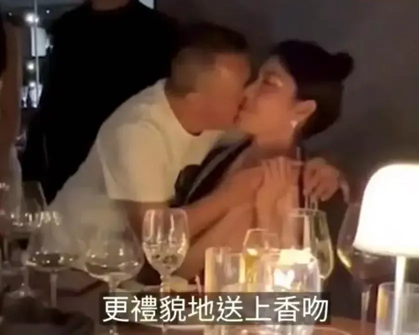 综艺里的明星人设有何不同_向楠娱记_2022年10月02