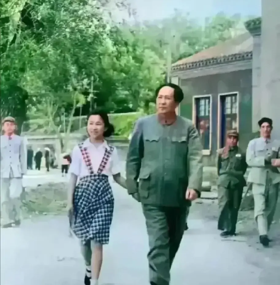 这是1951年时，伟人外出考察民情时，抽空带着女儿散