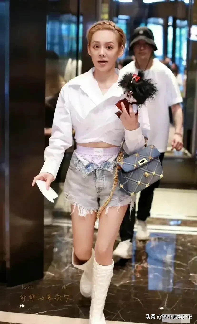 宁静穿裤子没有扣纽扣，被公众吐槽大明星不注意形象
