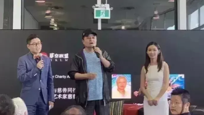 许久未露面的毕福剑现身慈善拍卖会现场，谈笑风生，
