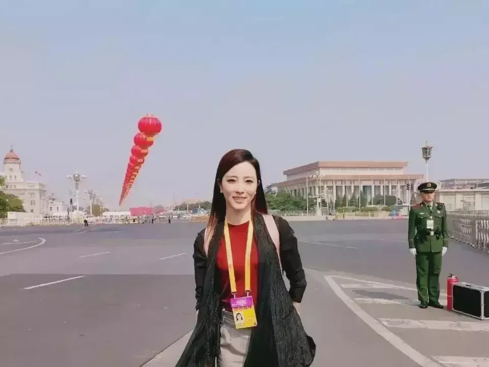 央视女主持人李思思曾经在天安门广场打卡，拍照，并