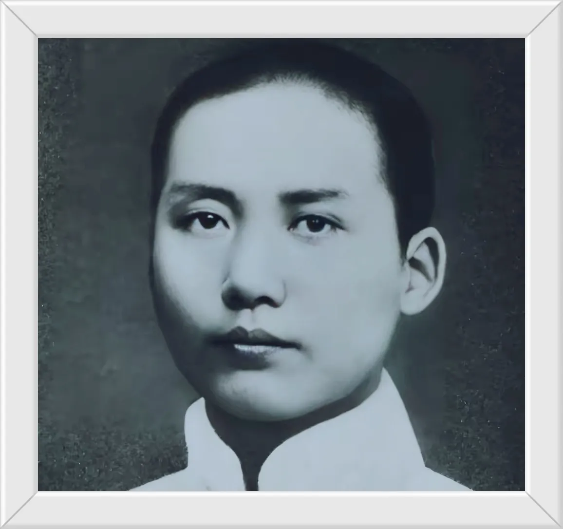 1919年，毛主席拍的一张照片，穿着浅色的长衫 当时