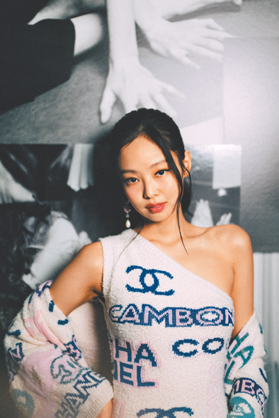 Jennie露美肩