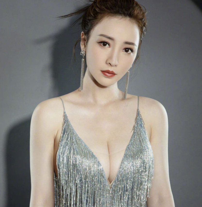 为何很多西方女星都不穿bra，国内女星却很少见不穿的