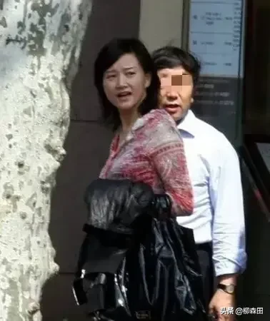 宋祖英穿着低调身材发福，素颜露面与好友热聊，宾利