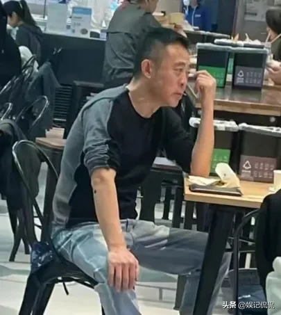 明星动态为何频繁引大众注意_娱记侃侃_2022年10月12