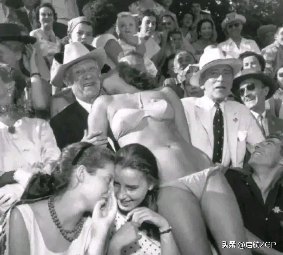 这张照片拍摄于上世纪50年代，毕加索看表演时，被前