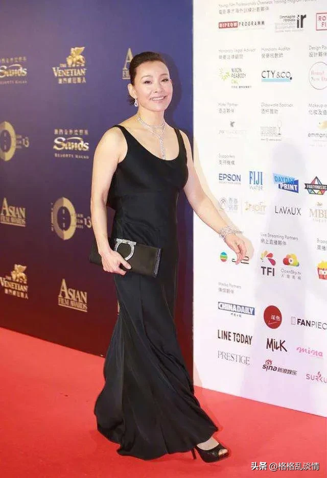 明星穿衣也须得体！
竟然每次都露那么多肉，自己不