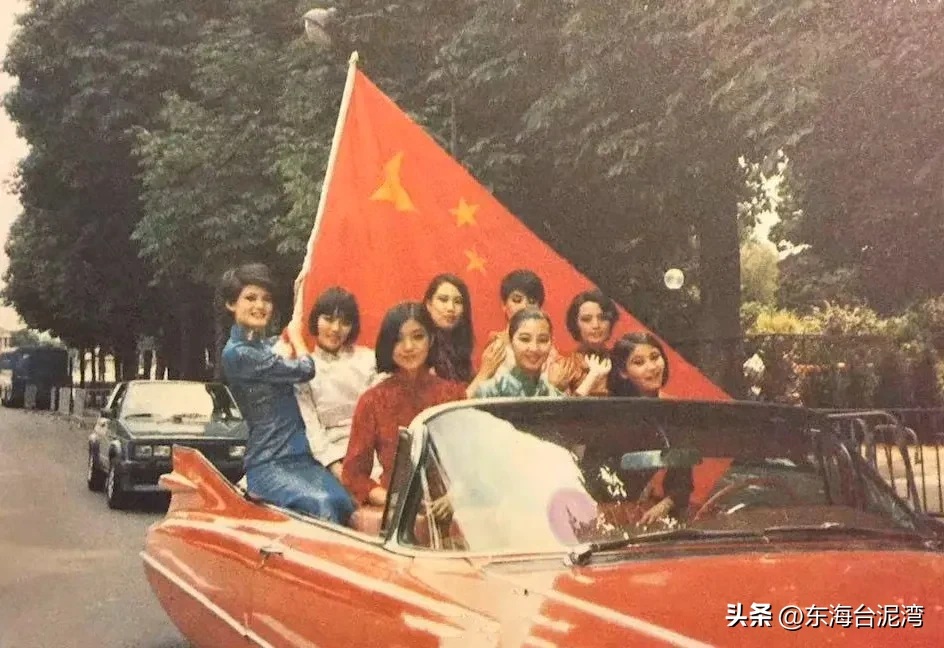 1985年，法国 几位中国模特到巴黎参加时装秀，她们