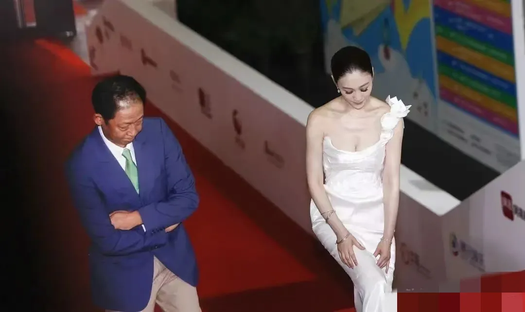 46岁李小冉难得高调一回！身穿一袭白色抹胸长裙，小