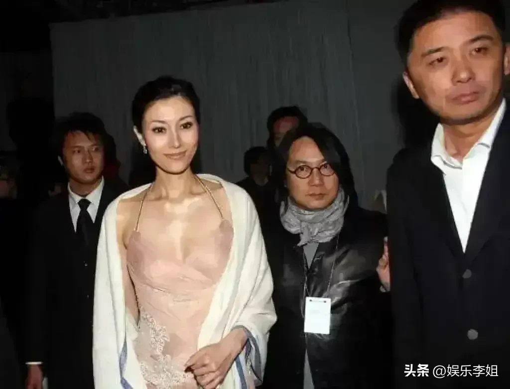 李嘉欣的性感造型画面_娱乐李姐_2022年10月15