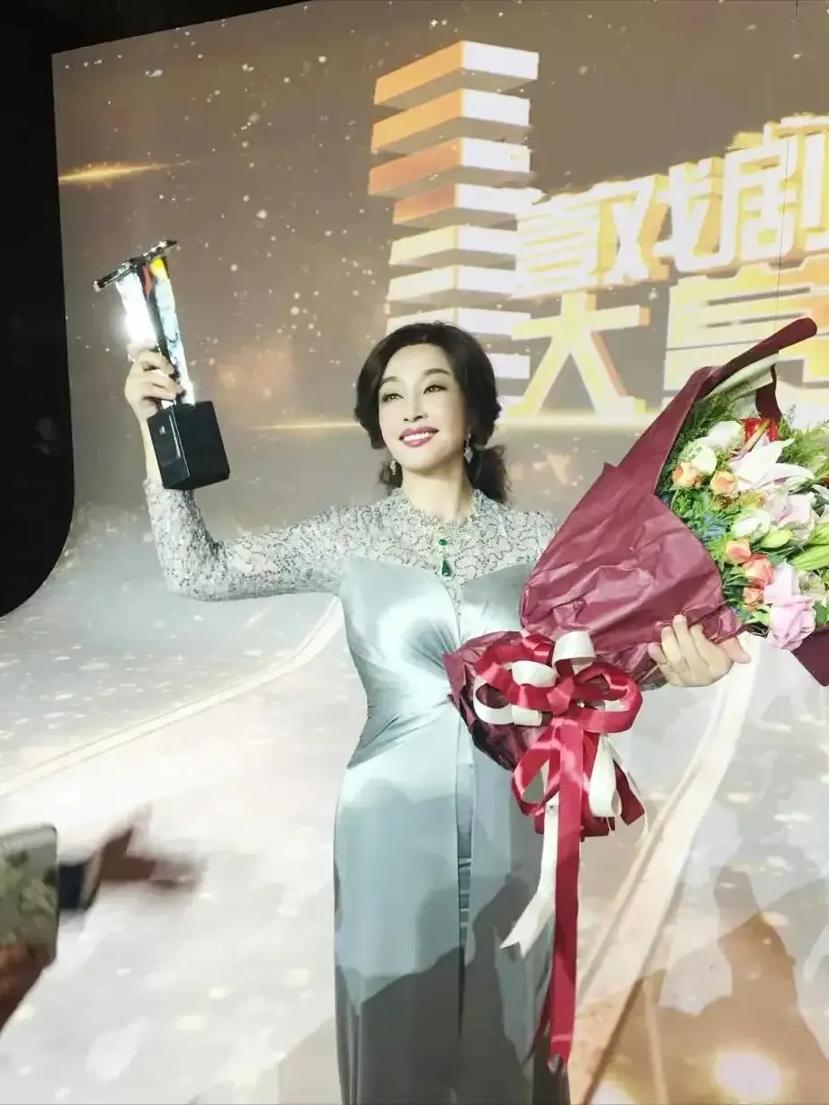 刘晓庆难怪一辈子不生娃！70岁穿一袭银灰裹胸礼裙大