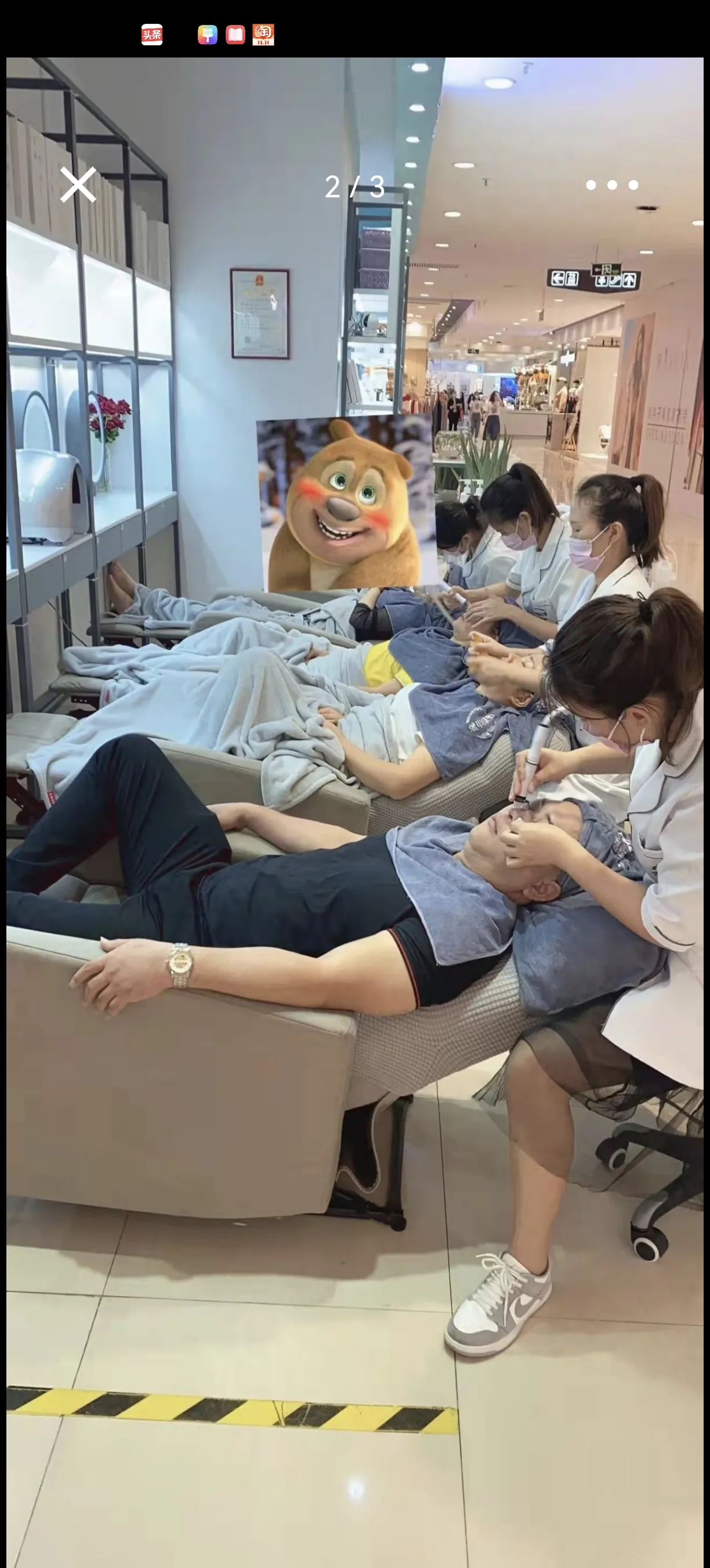 现在的男人比女人都爱美 今天去商场逛，路过一家洗脸护肤店，看