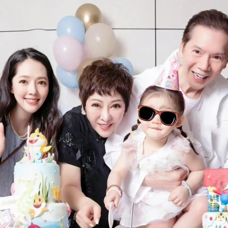 郭碧婷的女儿比公主还幸福 她戴着五个手镯和一条项
