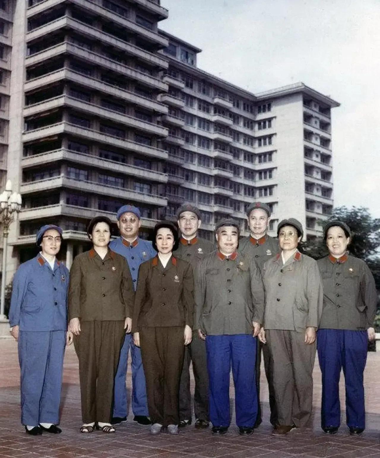 1970年，黄、吴、叶、邱和他们的妻子在京西宾馆门口留下一张少