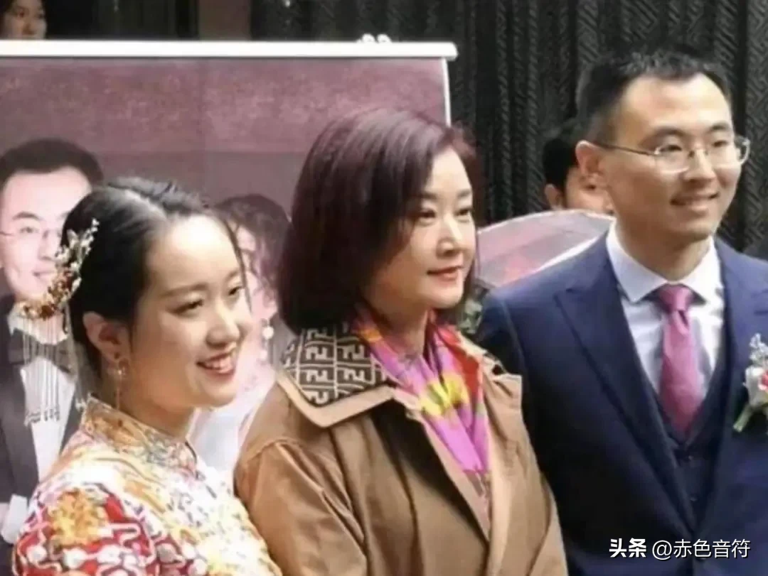 告别春晚8年，56岁宋祖英近照曝光，前些日子，有网