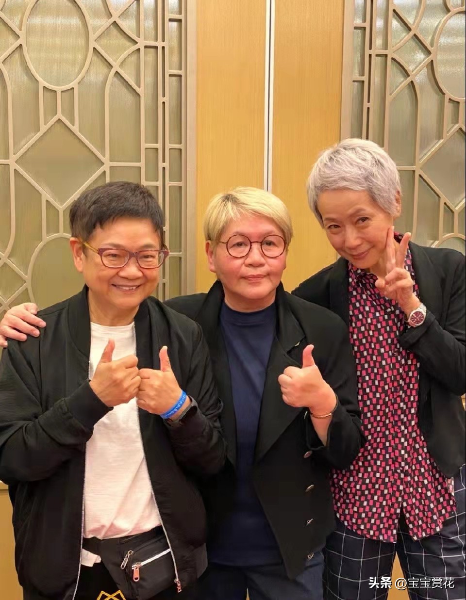 59岁叶童出席好友生日宴，满头白发身材消瘦，近照憔