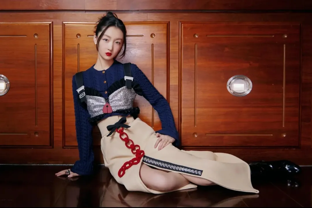 美女周冬雨的“毛衣+裙子”简直就是小礼服模特，优