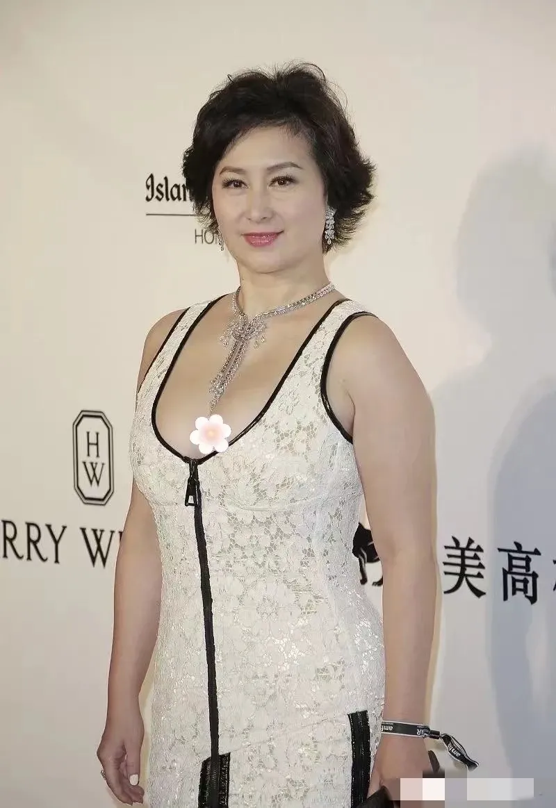 60岁何超琼好有女人味！一袭白色蕾丝连衣裙配以微卷