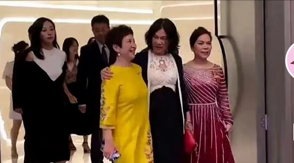 董明珠参加个婚宴，也能成为一个话题 这话题不是别
