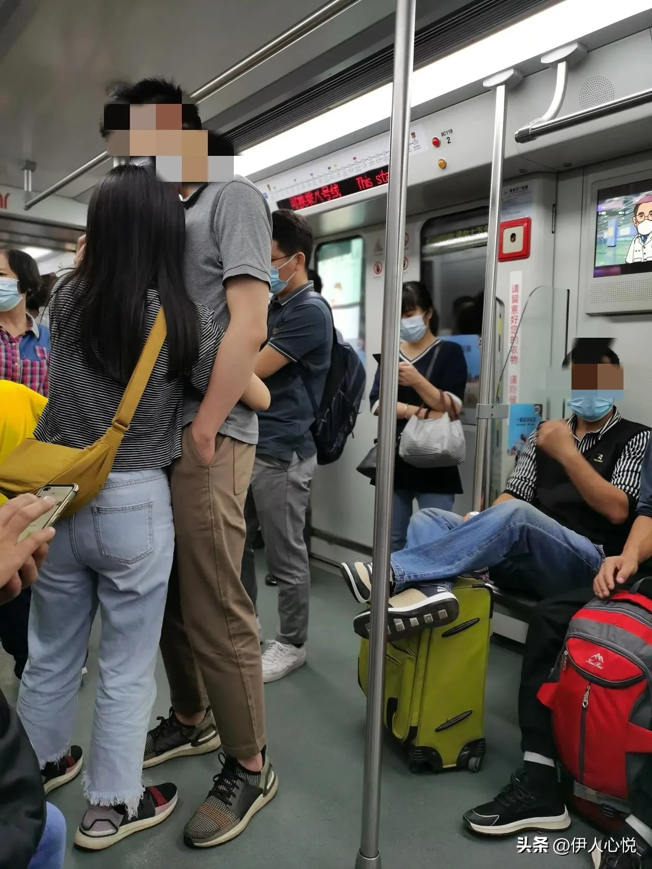 地铁上，一男一女坐在我的正对面，我以为俩人是母子