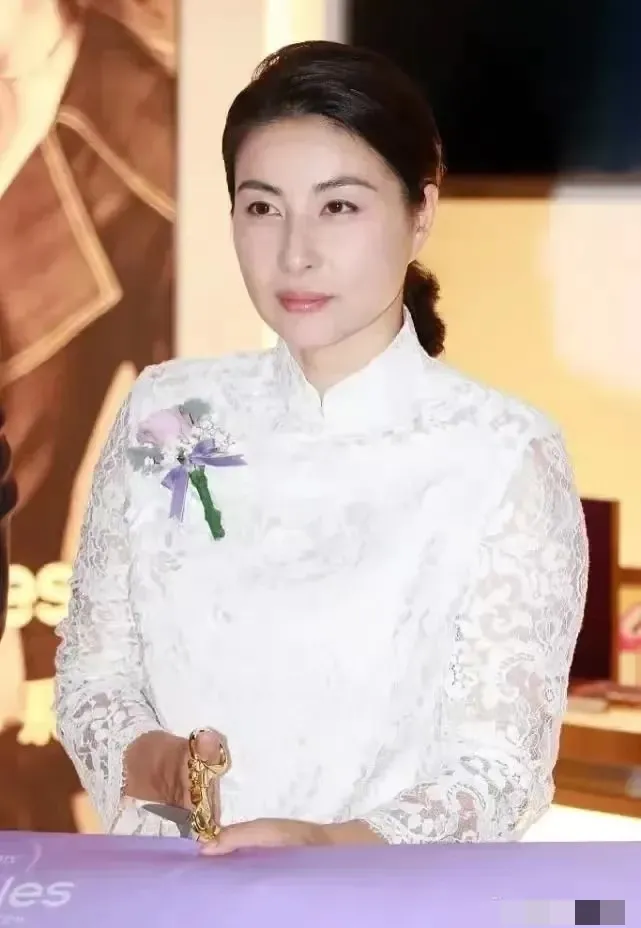 41岁郭晶晶好贵气！一袭白色蕾丝旗袍配以低挽长发，