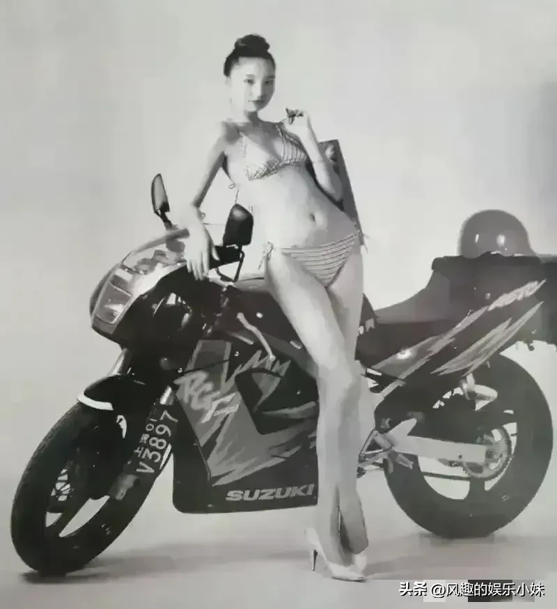 1991年，一个美女模特倚靠在摩托上，这一幕美得让人