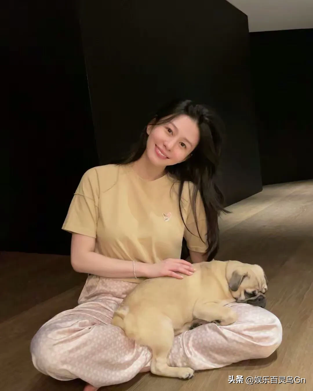 邱淑贞21岁女儿沈月晒素颜随拍，美丽动人酷似妈妈！