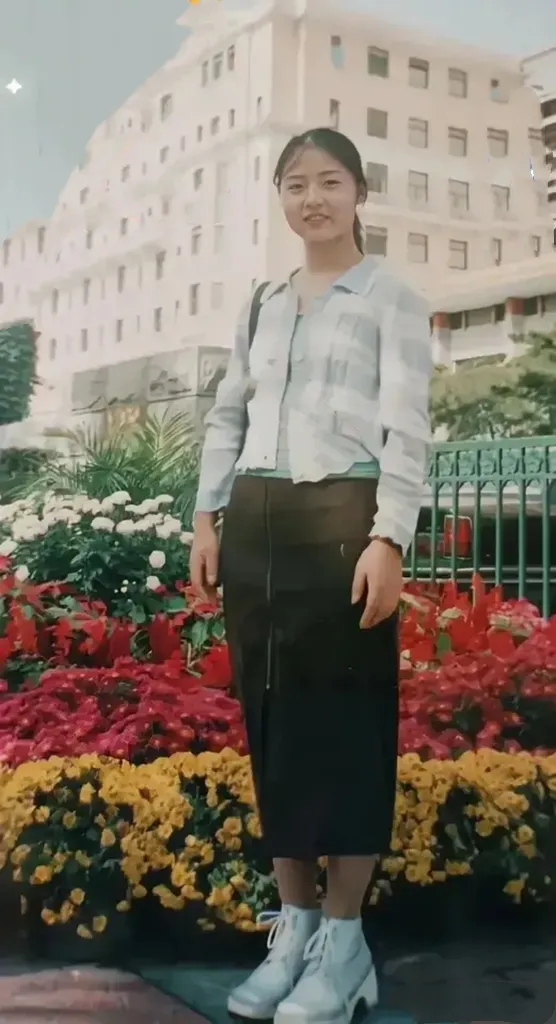 这是一个姑娘相隔22年的两张照片 22年前，姑娘身材窈窕，容颜