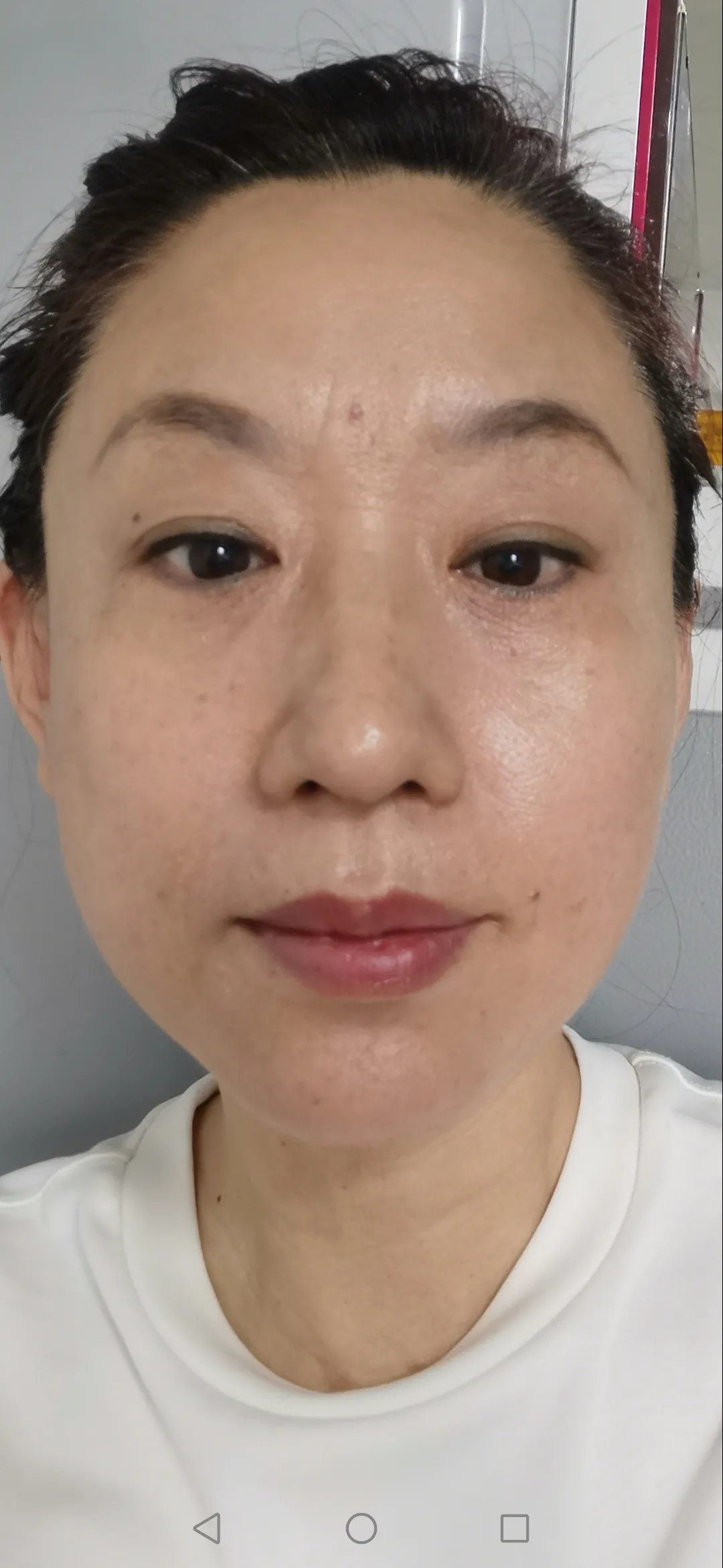 我不用高级化妆品，不用面膜，每天早上就用清水洗脸，我54岁，这张